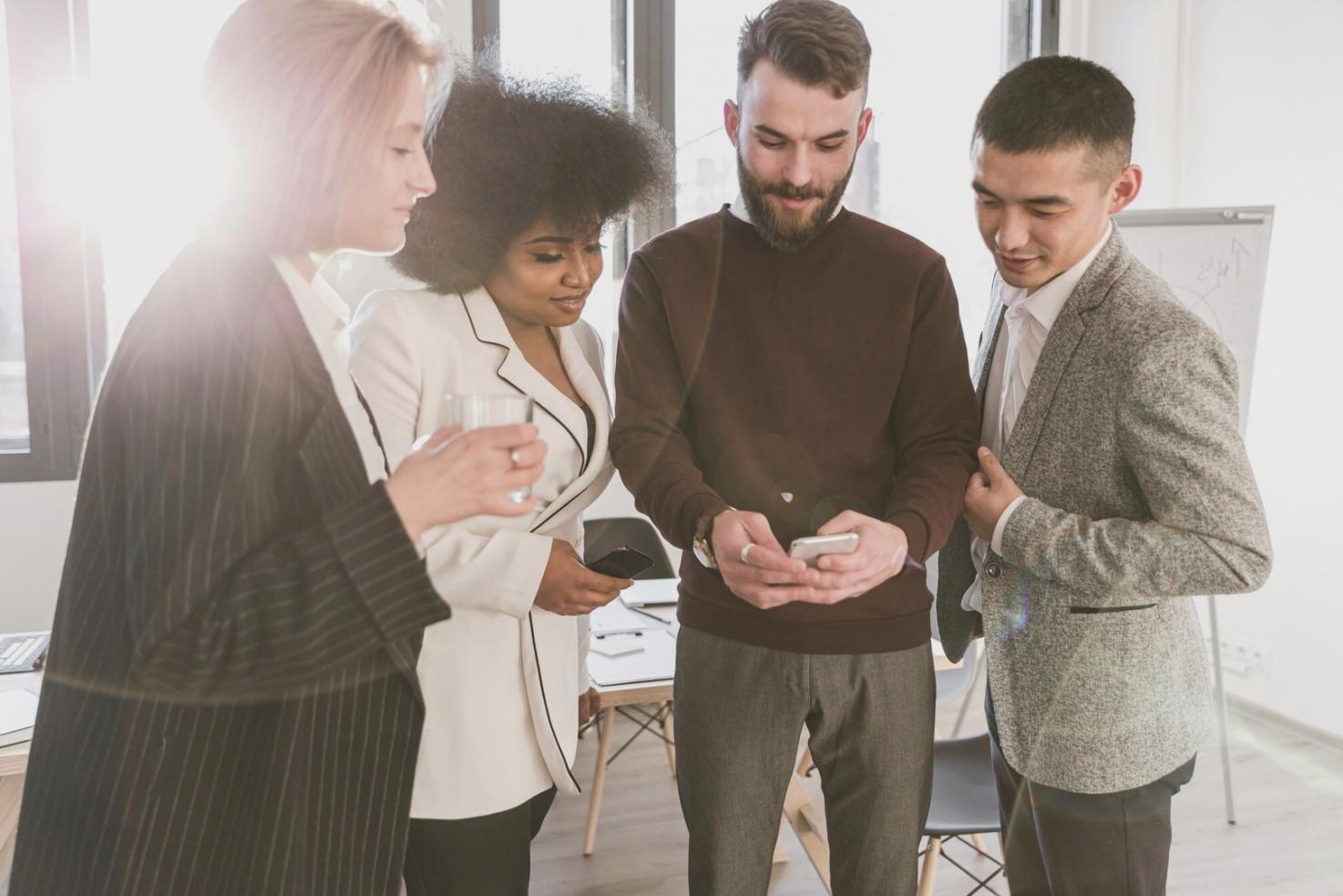 Studierende bei der Analyse von Finanzberichten